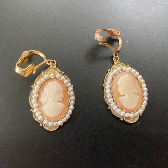 Vintage 70's Cameo Pearl Clip On Earrings - Picture 2 of 3